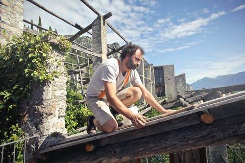 Roof Repair – 4 Signs to Look for to Save Money