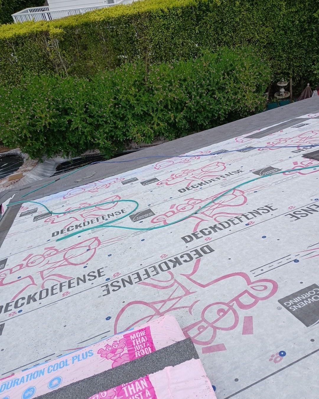 shingle-reroof-motor-ave-los-angeles-601 Owens Corning DeckDefense synthetic roofing underlayment laid over roof deck with Duration Cool Plus shingles at edge.