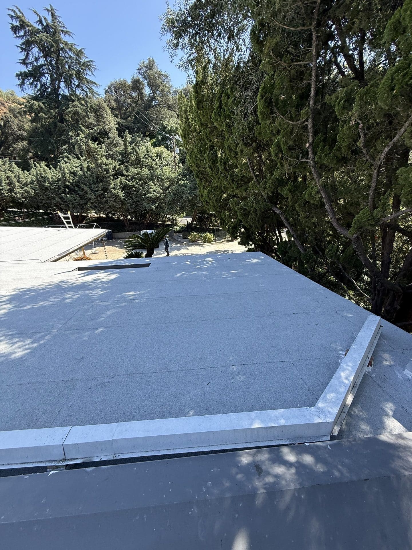 Flat roof with white granulated cap sheet and metal edge trim in La Cañada Flintridge | Roof Replacement Inc flat roof with white granulated cap sheet and metal edge trim — La Cañada Flintridge — Roof Replacement Inc