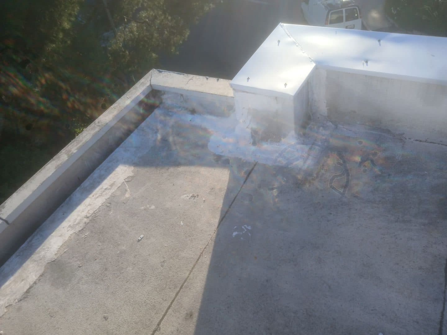 Flat concrete roof with parapet walls and metal cap flashing in Beverly Hills | Roof Replacement Inc Flat concrete roof with parapet walls and metal cap flashing — Beverly Hills — Roof Replacement Inc